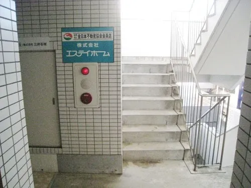 エレベーターを４階で降りたら右に曲がります。